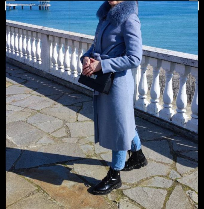 Светло синьо палто с естествен косъм