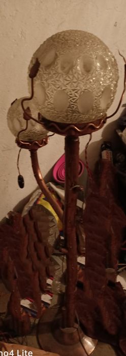 Lampa pe picior metalic