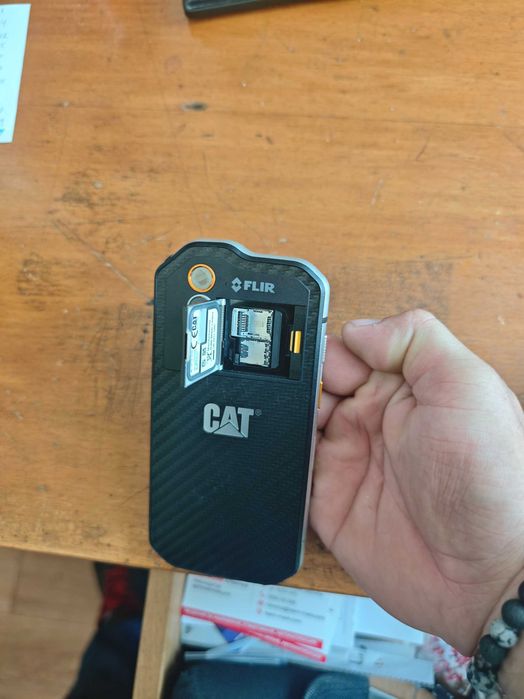 Мобилен телефон с термокамера Cat S60