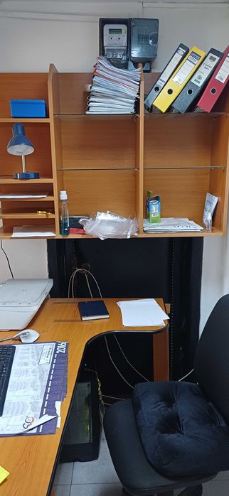 Vând mobilier birou office birouri, măsuţă, rafturi, cuier, corpuri
