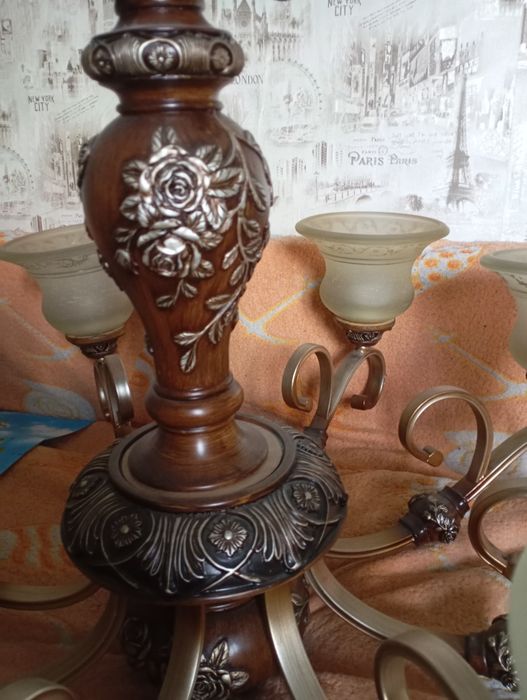 Большая красивая люстра