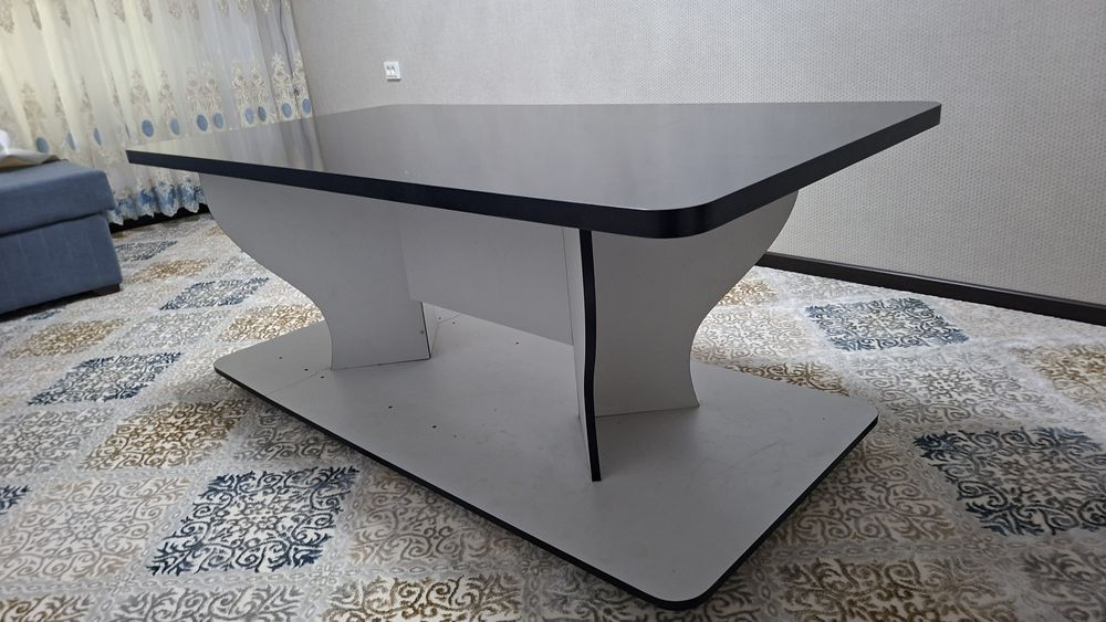 Стол для гостинной