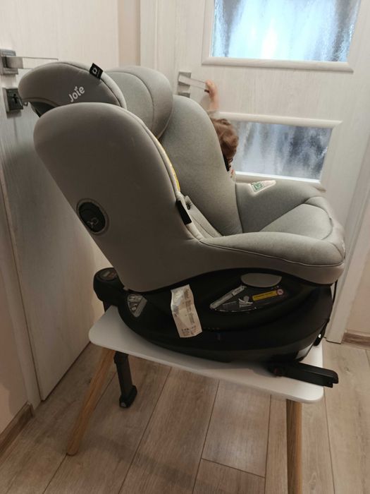 Столче за кола Joie i-Spin 360 в цвят Gray Flannel.