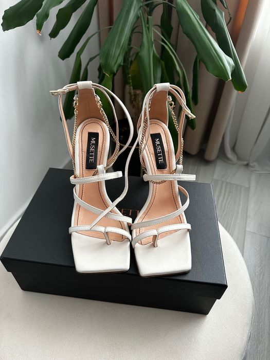 Sandale Chiara crem/ivoire cu barete și lanț auriu Musette