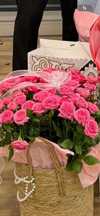 Корзинадағы әдемі гүлдер, сыйлыққа дайын