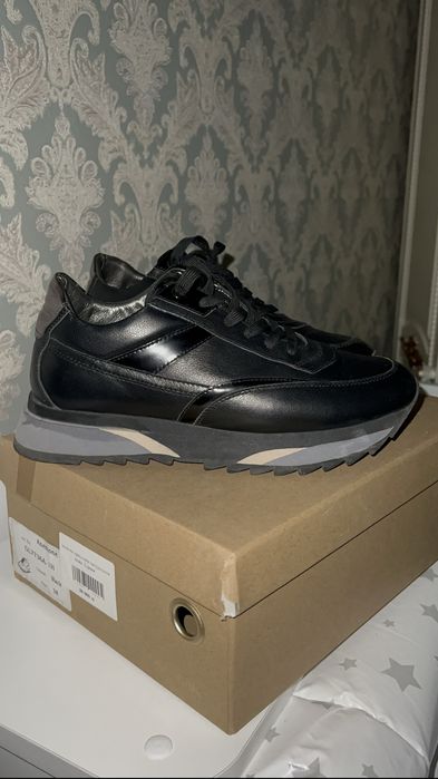 Продам кожаные кроссовки