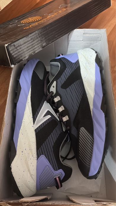 Кроссовки спортивные