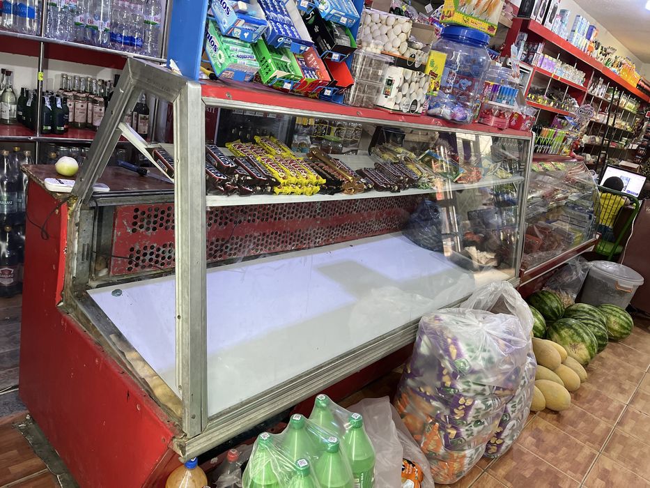 Xaladelnik vitrina matorsiz