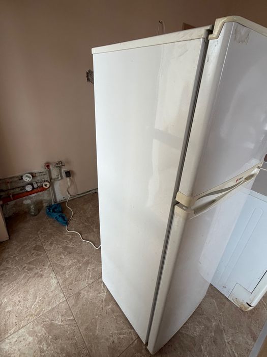 Продавам хладилник с фризер – 100 лв.