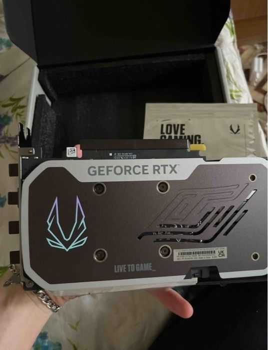 Срочно продам видеокарту RTX 4060