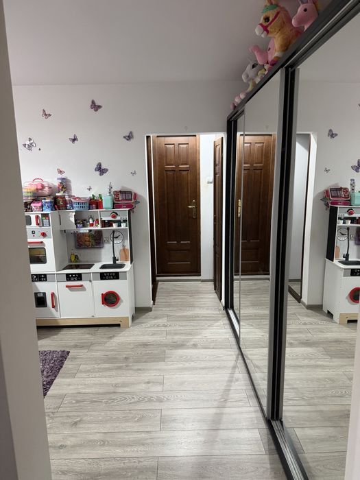 Vand apartament cu 3 camere
