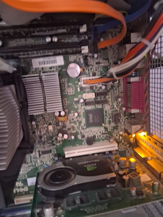 Продавам компютър Dell precision T3400