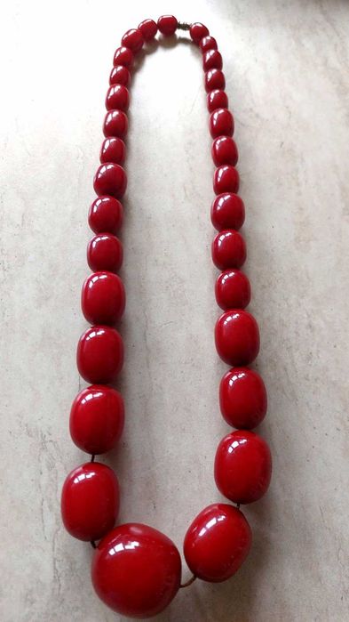 Colier, bachelită culoare bordo, simili chihlimbar