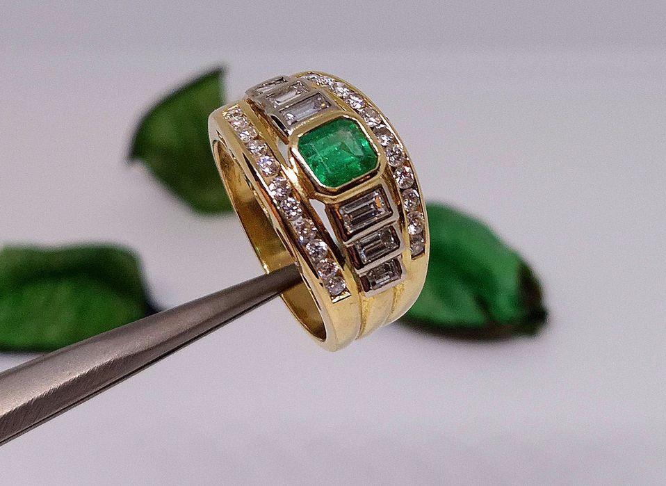 Inel din aur de 18K smarald columbian si diamante naturale