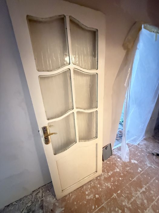 Продаются б/у двери деревянные белого цвета 5 штук.