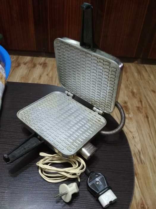 Вафельница  Электрическая  в отличном сост. СССР .