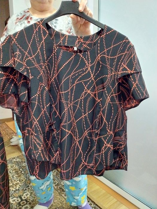 Vând costum dama, de vara, 2 piese, mărime 48, matase,stare foarte bun