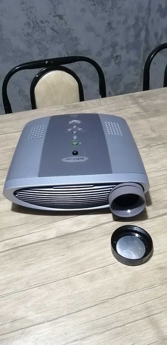 Кинопроектор сотилади