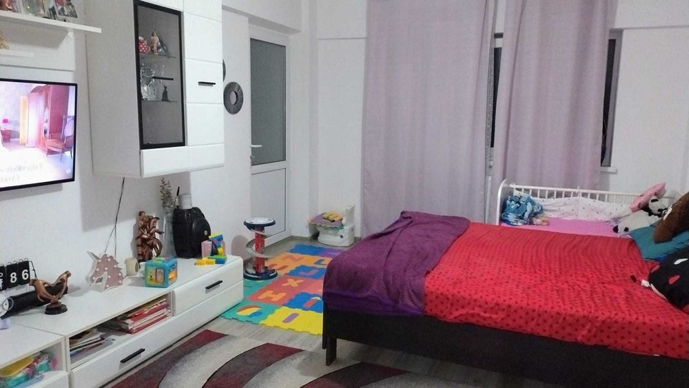 Vând apartament cu 3 camere în zona centrală.