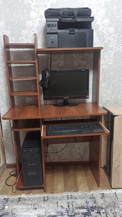 Компьютер вместе со столом