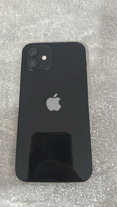 iPhone 12, baterie 77%