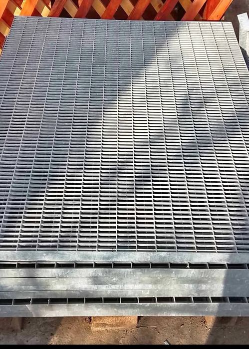 Vindem grătare zincate galvanizate la ori ce dimensiuni se debitează și la comanda clientului și facem și trepte zincate pentru scari metalice și grăt