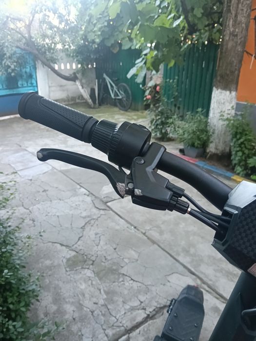 Vând trotineta kukirin g 2