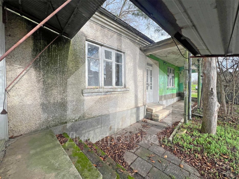 Продава се тухлена къща в гр. Плиска с двор 1200 кв.м. и КЛАДЕНЕЦ.