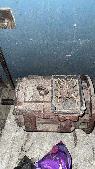 Электродвигатель для лифта.