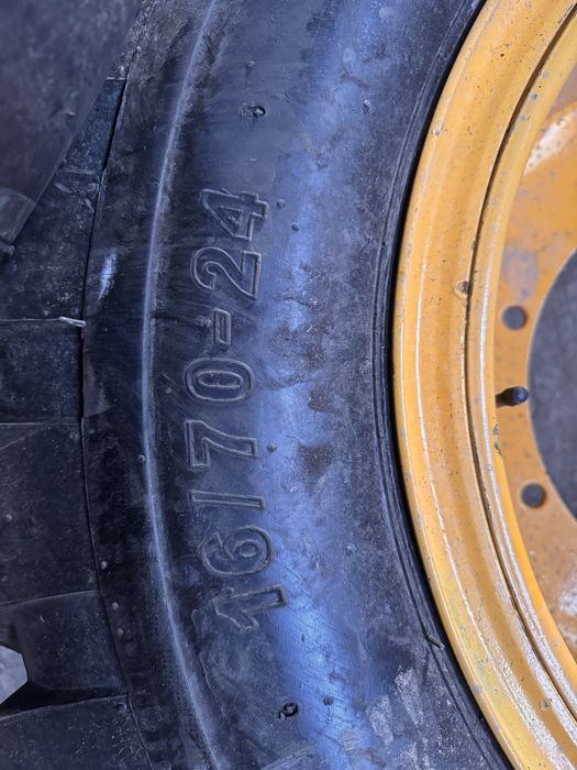 Покрышки с диском на спецтехнику