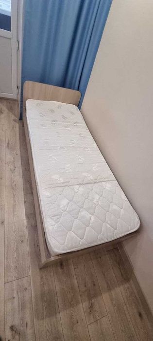 Стол и подростковая кровать