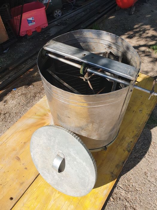 Centrifuga pe 3 rame stors miere