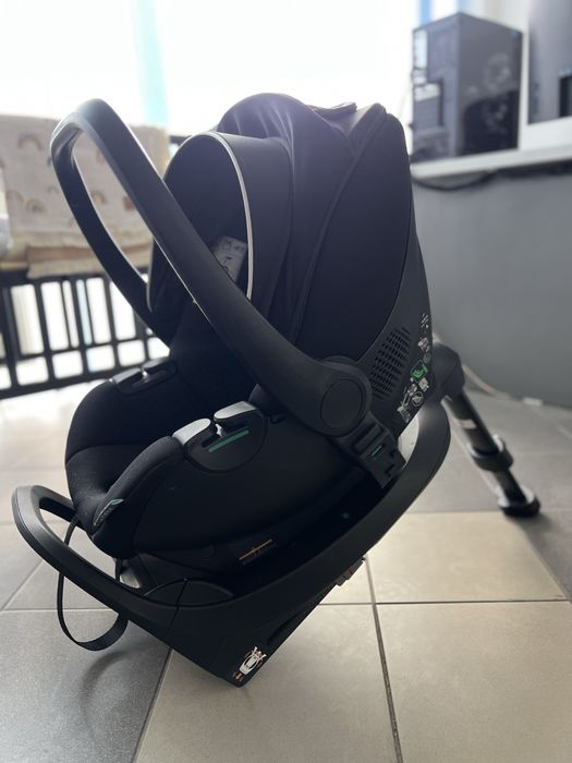 Scoică auto Chicco + bază rotativă 360° i-Size (40–85 cm, max. 13 kg) – stare foarte bună