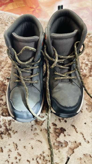 Топли детцки обувки в много добро състояние