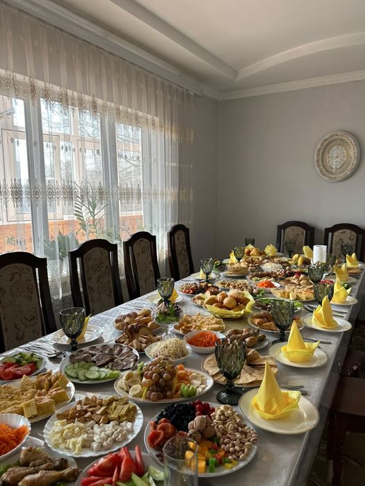 Продаётся обеденный стол со стульями