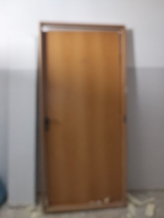 Продам дверь новую с коробкой.