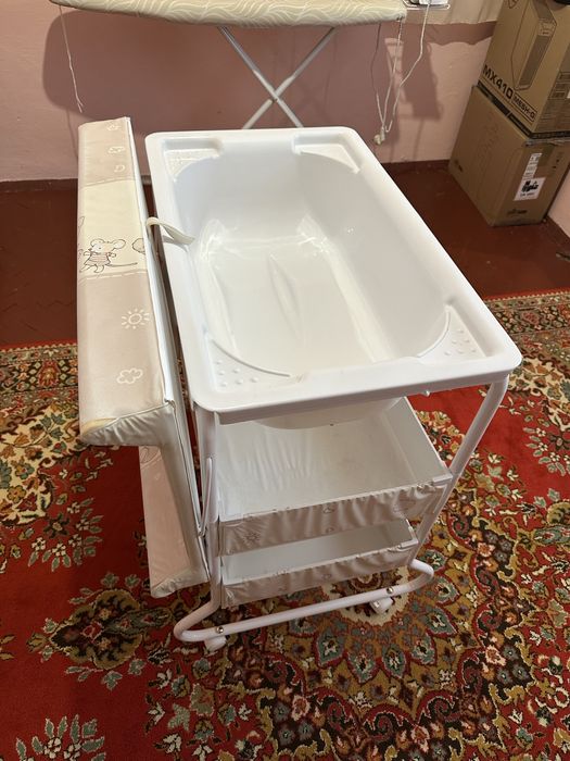 Маса за повиване с вана