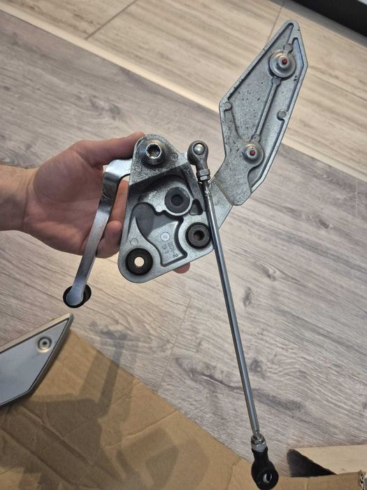 Scărițe Yamaha FZ1 cu pedale schimbător și frână în stare excelentă