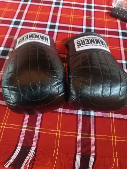 Боксови ръкавици... Уредни.