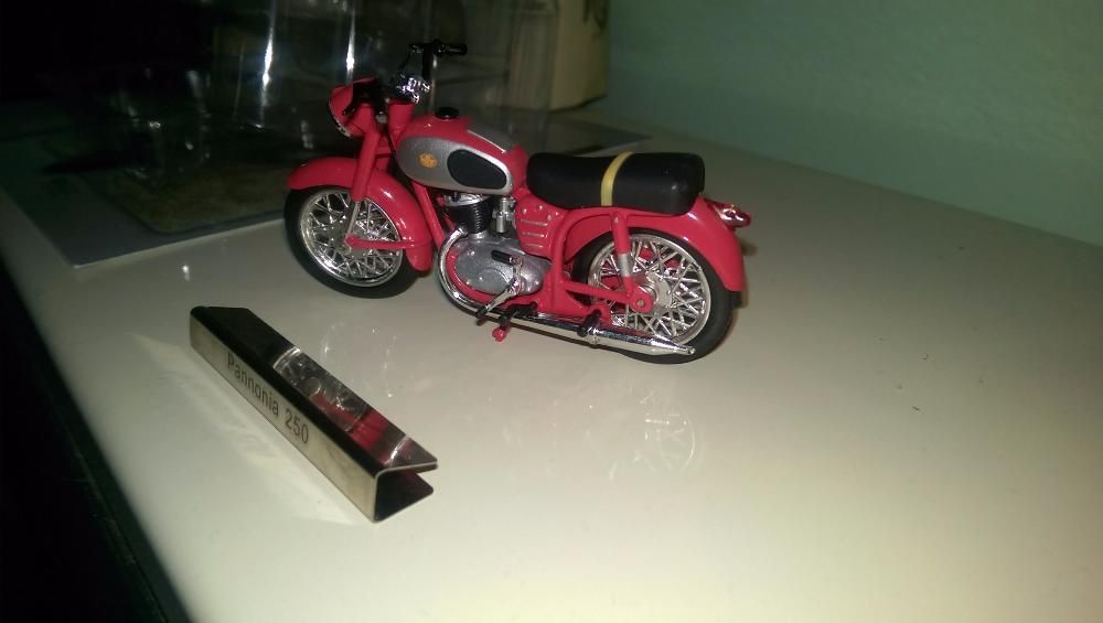 se vinde macheta,jucarie motoreta Pannonia TL 250F,tractor si autobus.