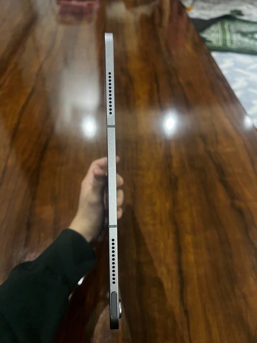 Ipad  sotiladi holati zor ekranida azgina qirlgan joyi bor