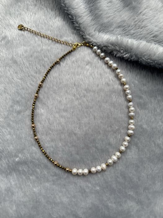 Ръчно изработени колиета от естествени перли, камъни и стомана