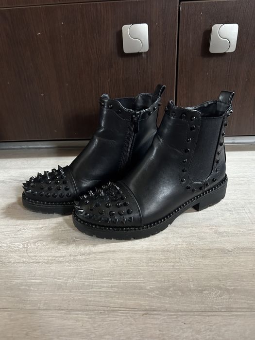 Дамски боти с шипове