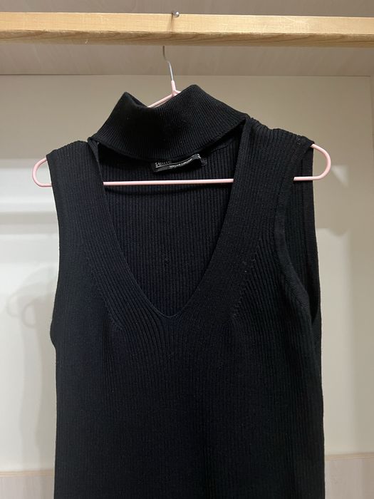 Платье в рубчик с чокером