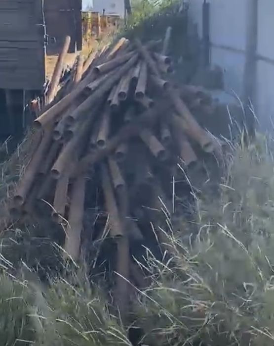 Буровой прицеп с буровыми трубами