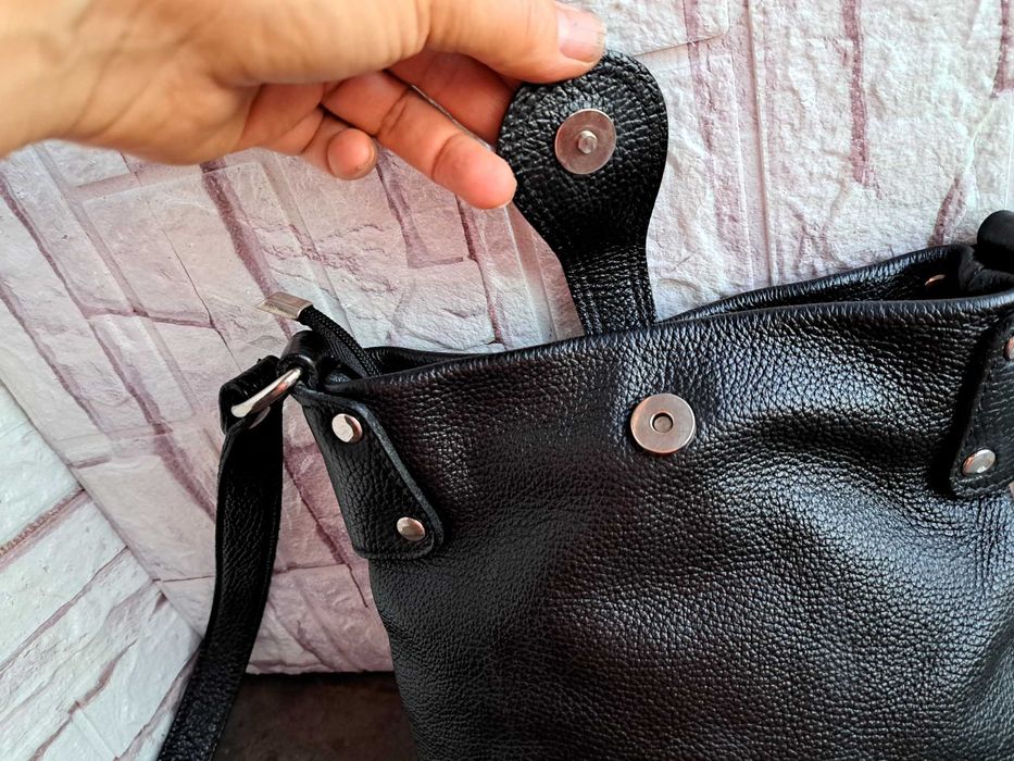 мъжка чанта,черна кожена чантичка-естествена кожа,,малка