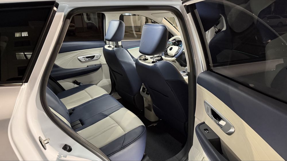 Dongfeng Aeolus Huge Mach Hybrid Passenger EV Car