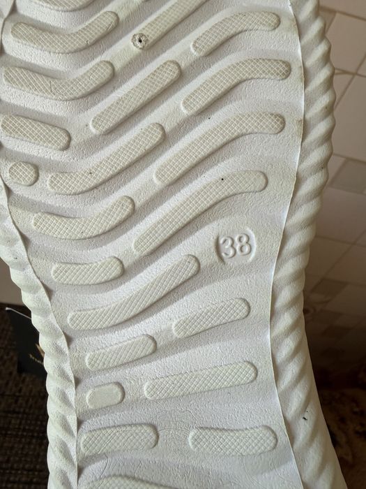 Кроссовки женские