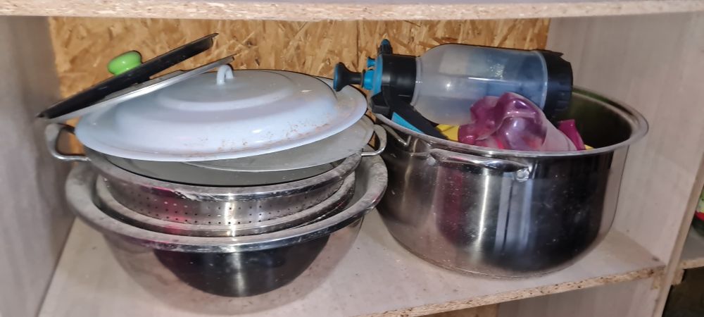 В продаже много посуды