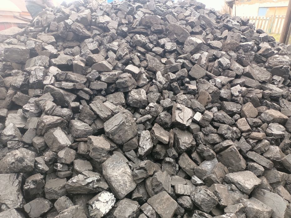 Уголь и дрова в мешках